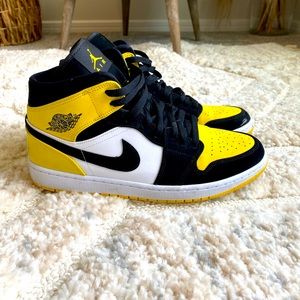 Air Jordan 1 Mid SE ‘Yellow Toe’